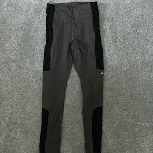 Motion 365 workout leggings. Side pockets w zipper. Size small.
